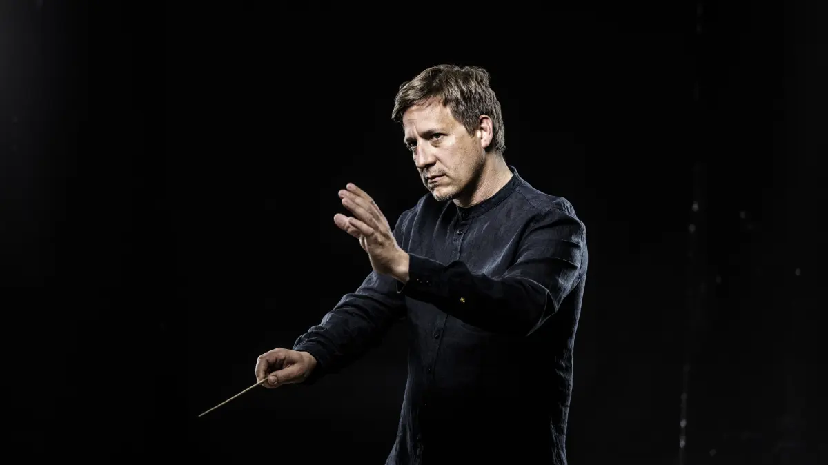 Karsten Dönneweg dirigiert das Schwarzwald-Kammerorchester beim Abschlusskonzert