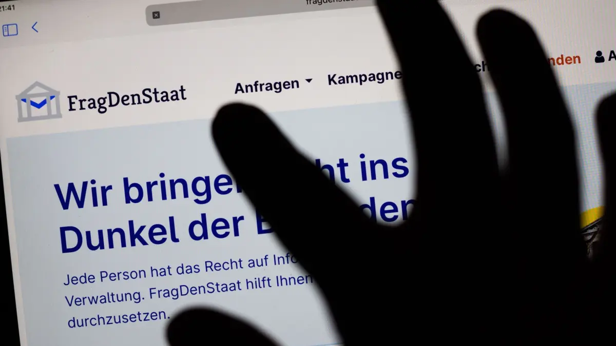 Informationsfreiheitsgesetz: ILLUSTRATION - 13.06.2022, Berlin: Eine Frau schaut sich auf einem Tabletcomputer das Portal «fragdenstaat.de» an. (Gestellte Szene) (zu dpa: «Verleger und Verbände laufen Sturm gegen Reformplan») Foto: Christoph Soeder/dpa +++ dpa-Bildfunk +++