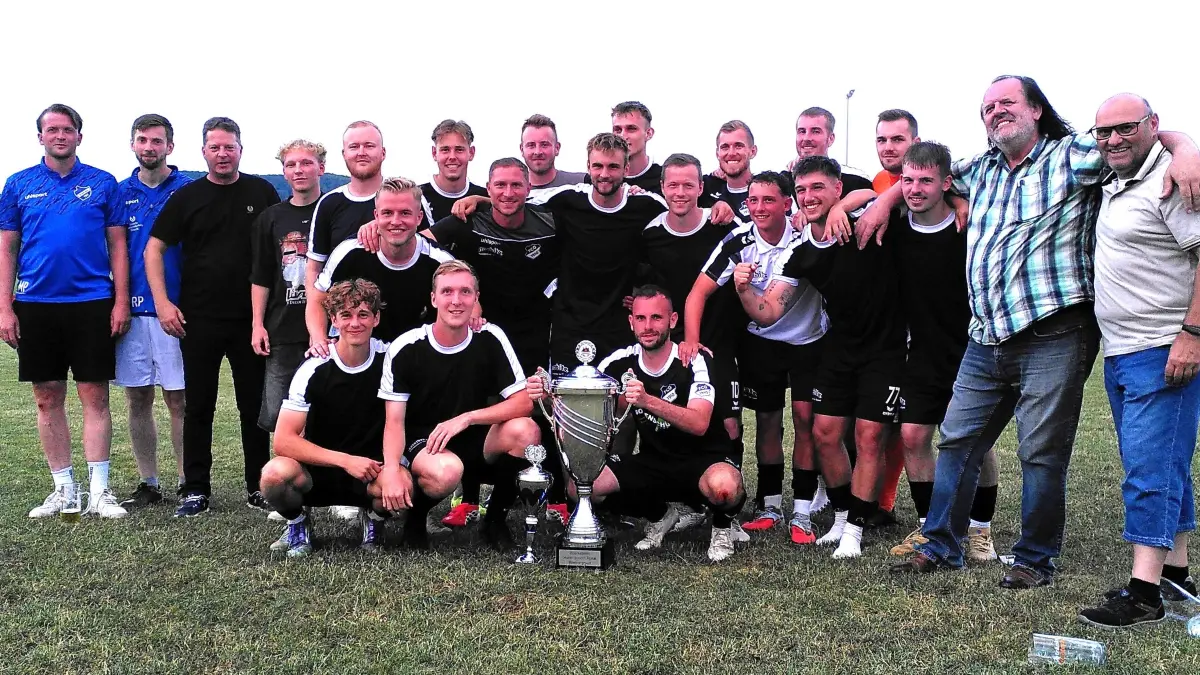 Die Siegermannschaft des FC Grosselfingen mit den Bürgermeistern Philipp Hahn (3. v. l.), Friedbert Dieringer (re.) und Marcel Perreau, dem Vorsitzenden des TSV Stetten/Hechingen (links).