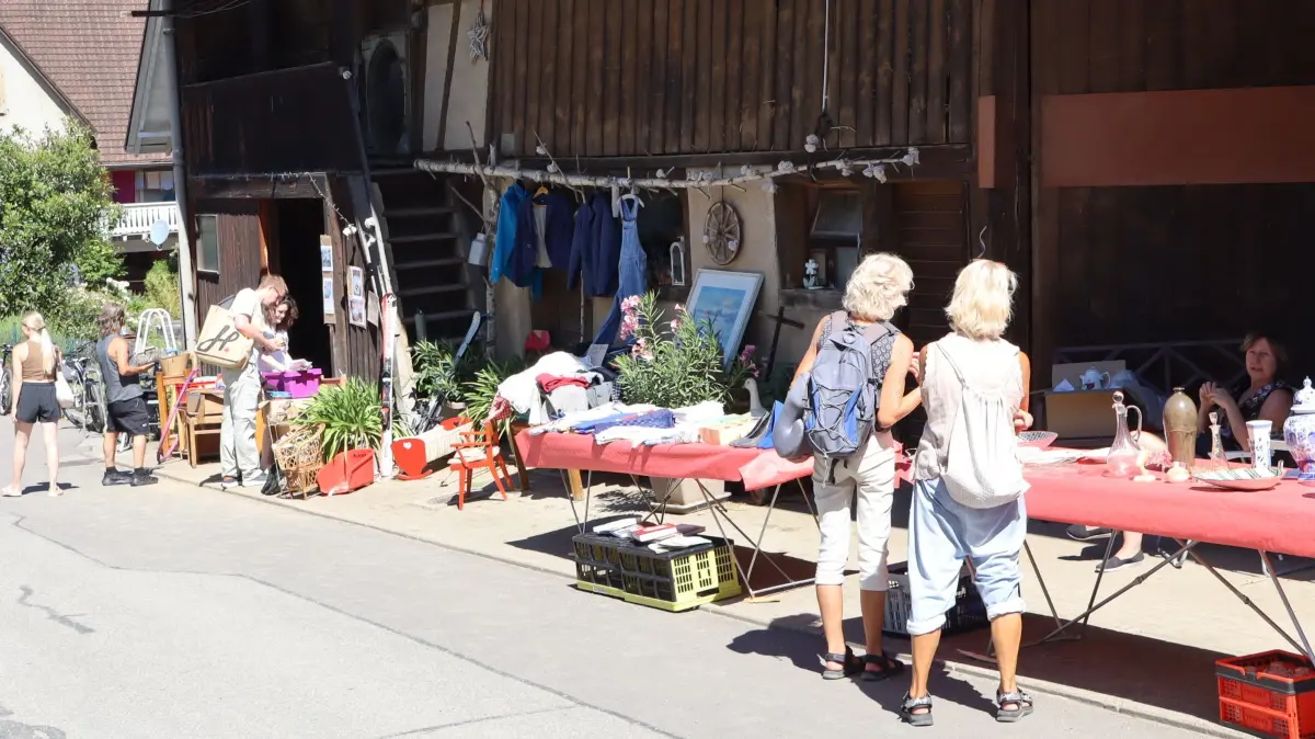 Viele Dorfbewohner hatten ihre wiederentdeckten Schätze aus Schopfe und Scheune vors Haus gepackt.