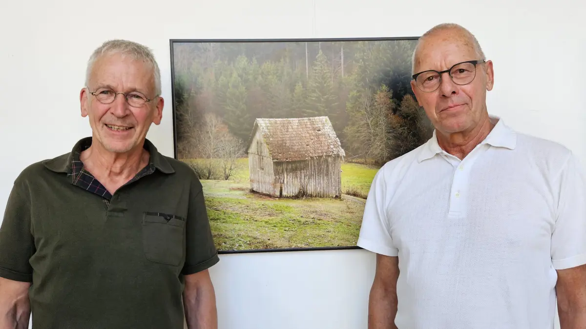 Johannes Jürjens (links) und Wolfgang Meyer-Hesemann vor einem der Bilder von Jürjens im Altensteiger Rathaus-Foyer