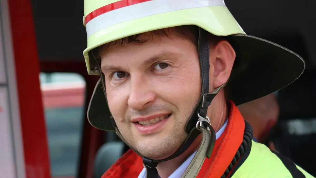 Philipp Haberstroh verabschiedet sich als Gesamtkommandant der Feuerwehr Efringen-Kirchen, entschuldigt sich und dankt für die Unterstützung.