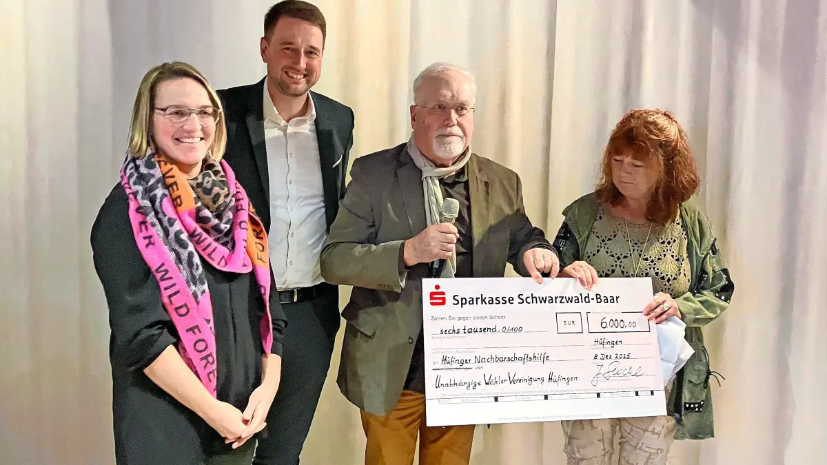 Übergabe des Spendenschecks der Unabhängigen Wähler an die Nachbarschaftshilfe anlässlich ihrer Gründungsversammlung (von links): Susanne Bucher, Bürgermeister Patrick Haas, Vorsitzender der Nachbarschaftshilfe Hüfingen, UWV-Vorsitzender Joachim Seidel und Kassiererin Beate Schmitz.