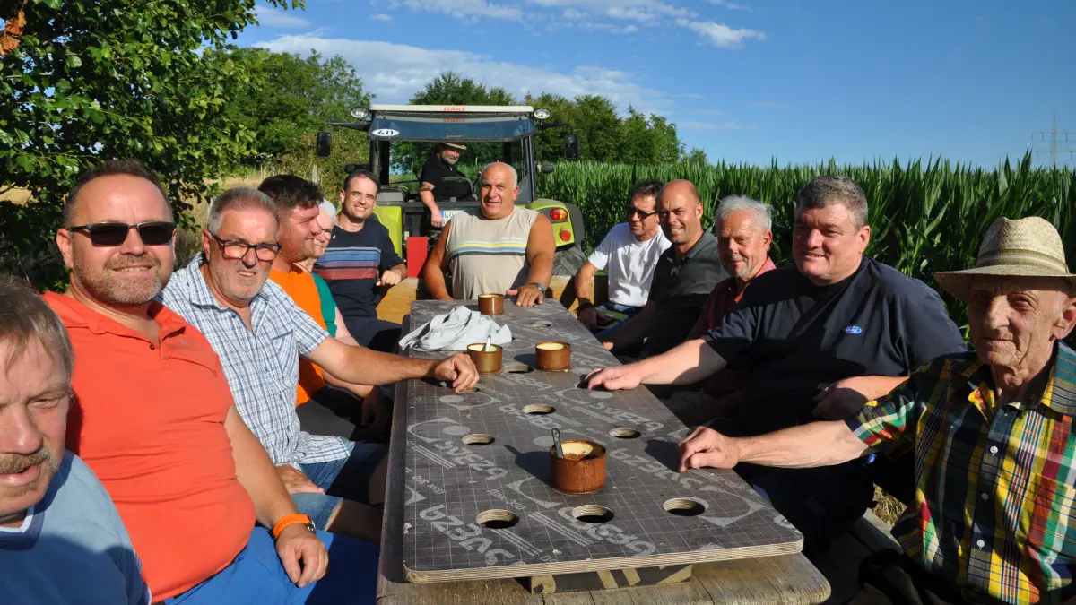 Hoch auf dem Festwagen: Landpartie mit Bürgermeister Carsten Vogelpohl (4.v. re.) und dem Traktor von Gerd Henn – auch am Steuer.