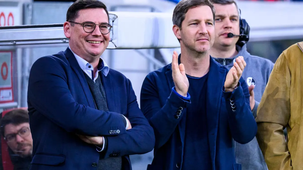 Oliver Leki (l) und Jochen Saier (r): ARCHIV - 19.05.2023, Baden-Württemberg, Freiburg im Breisgau: Fußball: Bundesliga, SC Freiburg - VfL Wolfsburg, 33. Spieltag, Europa-Park Stadion. Oliver Leki (l), Finanzvorstand des SC Freiburg, und Freiburgs Sportvorstand Jochen Saier (r) stehen vor dem Spiel im Stadion. (zu dpa: «SC Freiburg verlängert Verträge mit seinen Vorständen») Foto: Tom Weller/dpa +++ dpa-Bildfunk +++