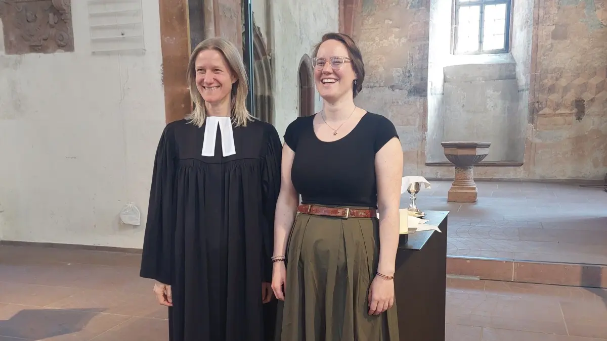 Dekanin Esther Philipps (links) gestaltete den Einführungsgottesdienst für die neue Diakonin Annika Huber