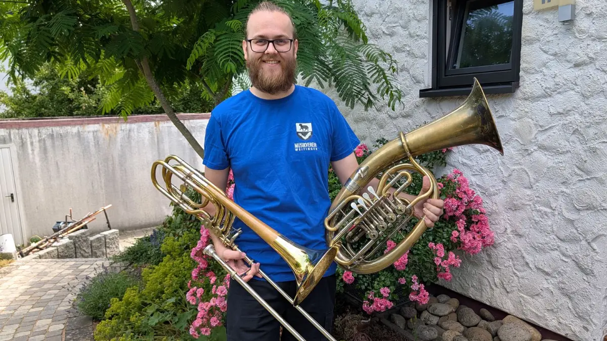 David Schiebel mit seinen beiden Hauptinstrumenten Posaune und Tenorhorn. Der leidenschaftliche Musiker verbindet sein Hobby mit dem Beruf als Metall-Blasinstrumentenmacher.