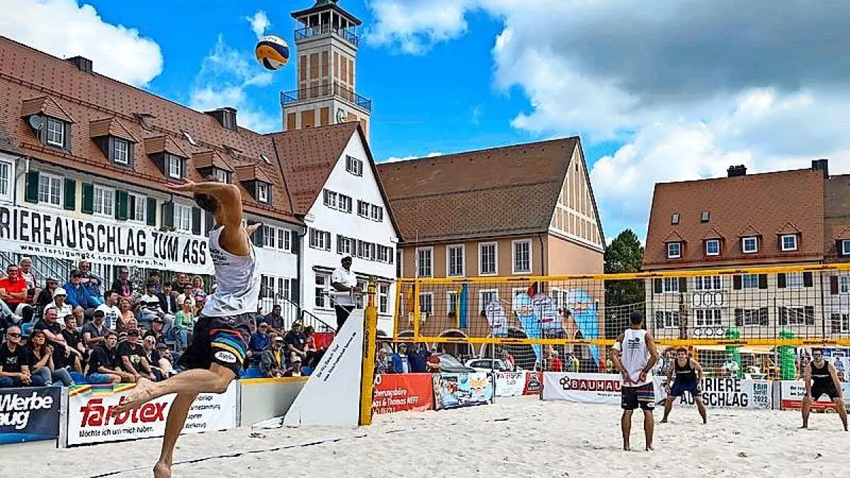 Baggern und pritschen ist jetzt wieder auf dem Freudenstädter Marktplatz angesagt.