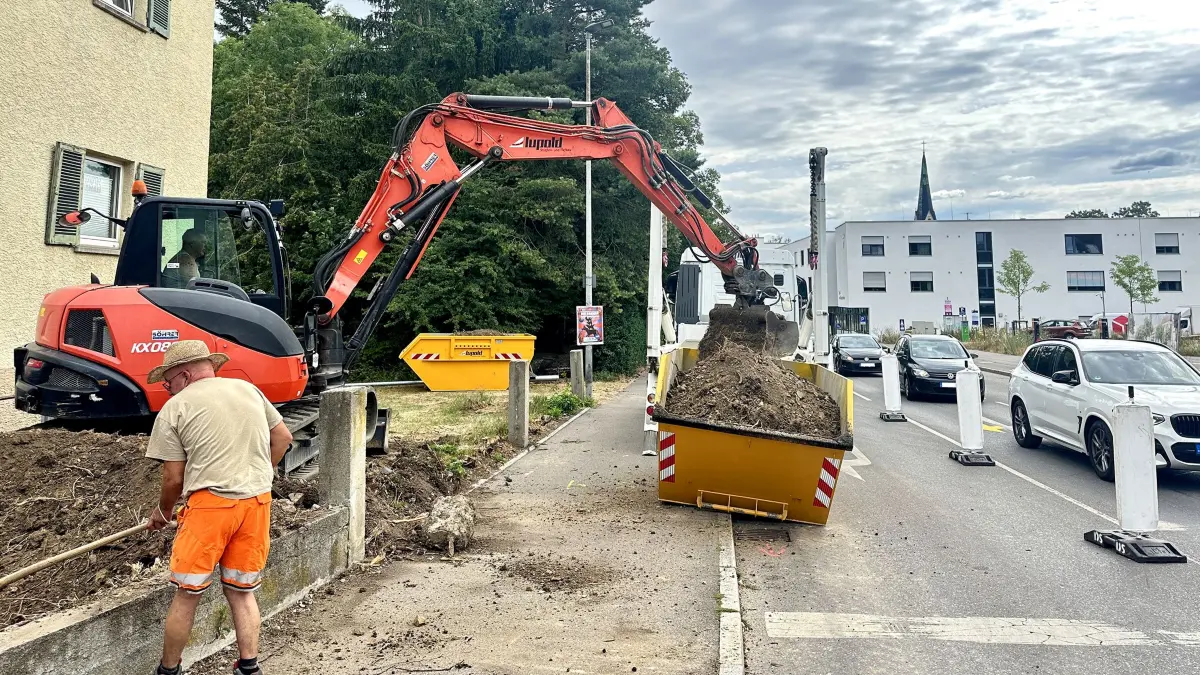 Die Ecke Oberndorfer Straße/Nägelesgrabenstraße wird für Fußgänger und Radfahrer sicherer: Die Stadt Rottweil verbreitert an dieser Stelle den Gehweg, auf dem stadtauswärts auch Radfahrer zugelassen sind, auf mindestens 2,5 Meter.