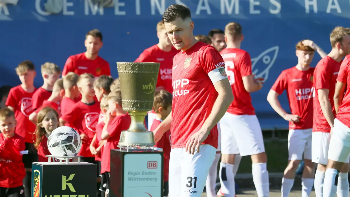 Der FC Holzhausen schnupperte am Pokalsieg vergangene Saison – hier träumt Nils Schuon davon, den Pott einmal hochzuhalten.