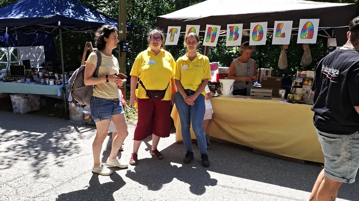 Die Tierheimleiterin und Vorsitzende des Tierschutzvereins, Leonie Moser (Mitte), und ihre Stellvertreterin im Verein, Tamara Bugge, führten Gespräche mit Besuchern.