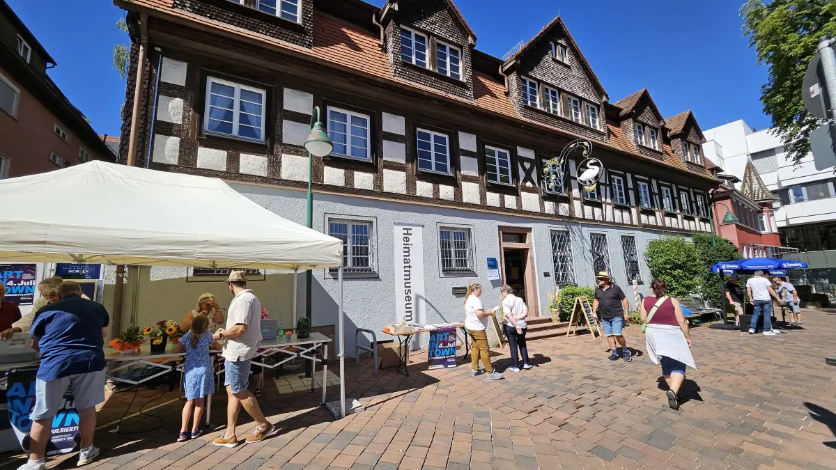 Besucher interessieren sich bei Art in Town in Schwenningen auch für das Heimatmuseum.