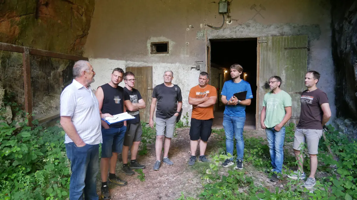 Der Lehengerichter Ortschaftsrat mit Ortsvorsteher Thomas Kipp (ganz links) beim Ortstermin vor dem alten Felsenkeller im Welschdorf