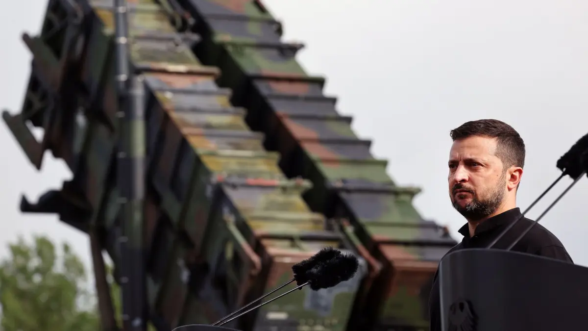 Wolodymyr Selenskyj vor einem Flugabwehrsystem Patriot: ARCHIV - 11.06.2024, Mecklenburg-Vorpommern, ---: Wolodymyr Selenskyj, Präsident der Ukraine, steht bei seinem Besuch auf einem Truppenübungsplatz vor einem Flugabwehrraketensystem vom Typ «Patriot». (Archivbild) (zu dpa: «Erneut russischer Angriff mit ballistischen Raketen auf Kiew») Foto: Jens Büttner/dpa +++ dpa-Bildfunk +++