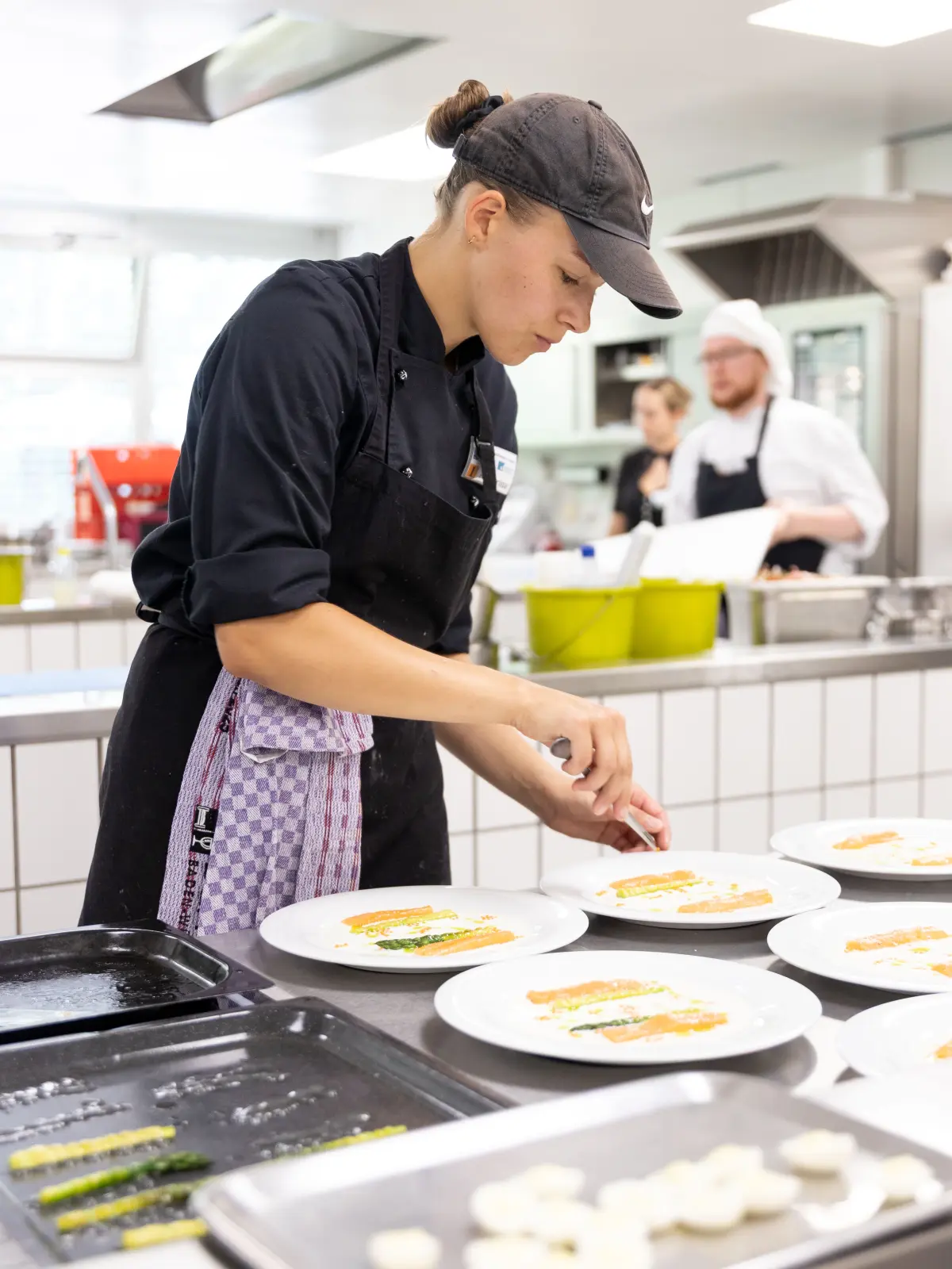 Die beste Köchin Katharina Möhrle, Wellness-Hotel Tanne Tonbach in Baiersbronn, bei der Zubereitung ihres Menüs.