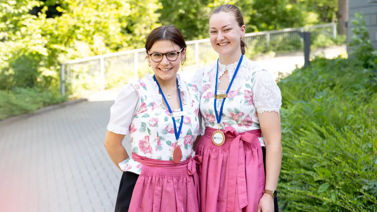 Lisa Mießmer (21, links) und Samira Noelle Braun (21) vom Hotel Bareiss in Baiersbronn belegten den ersten und dritten Platz bei den Kaufleuten für Hotelmanagement bei den Landesjugendmeisterschaften in den Ausbildungsberufen des Hotel- und Gaststättengewerbes.