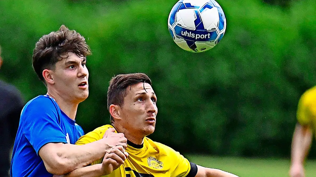 Sulz (in Gelb, hier mit Spielertrainer Ümit Sen) und Seelbach haben den Ball im Blick.