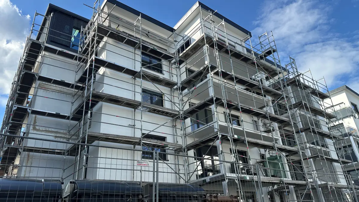 Wohnträume hinter Gittern. In der Karlstraße stehen die Eigentümer von 74 Wohnungen vor einem Scherbenhaufen. Über ihren Bauträger wurde das vorläufige Insolvenzverfahren eröffnet. Das Baudesaster in Schwenningen nimmt eine dramatische Wendung.