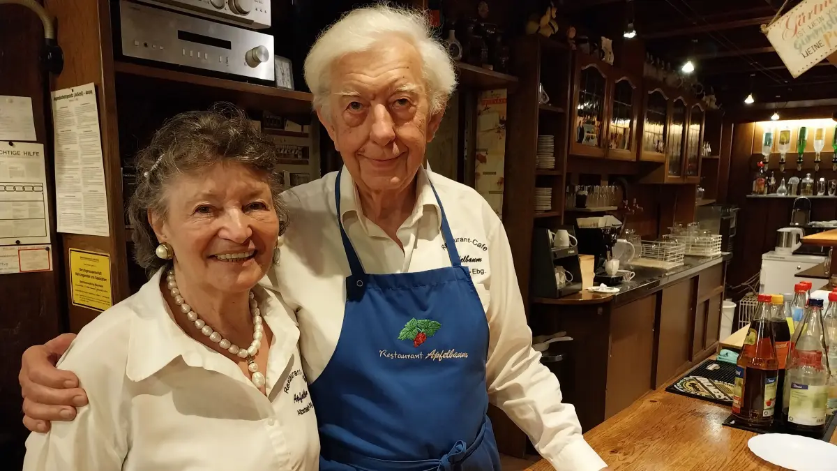 Maria und Heinz Kasik betreiben seit 30 Jahren den Apfelbaum in der Ebinger Langwatte. Zuvor waren sie bereits weitere 30 Jahre gastronomisch in Ebingen tätig.