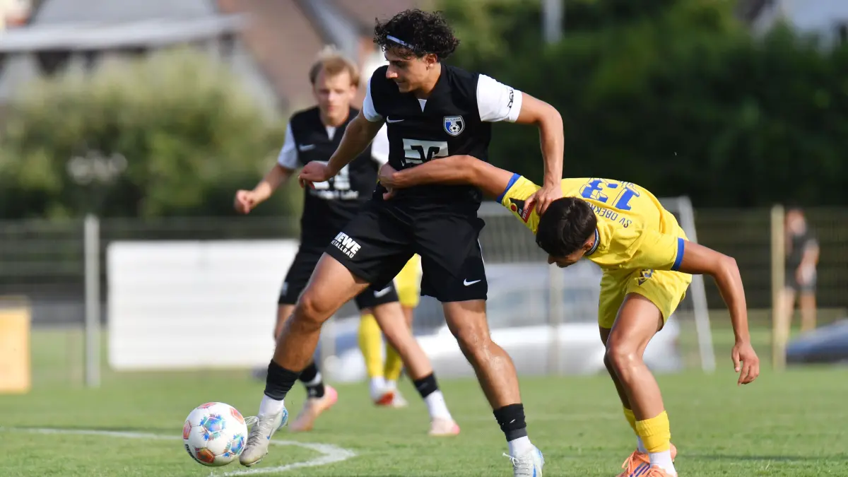 Alberto Nouri (in Schwarz) traf gleich bei seinem ersten Spiel für den SC Lahr.