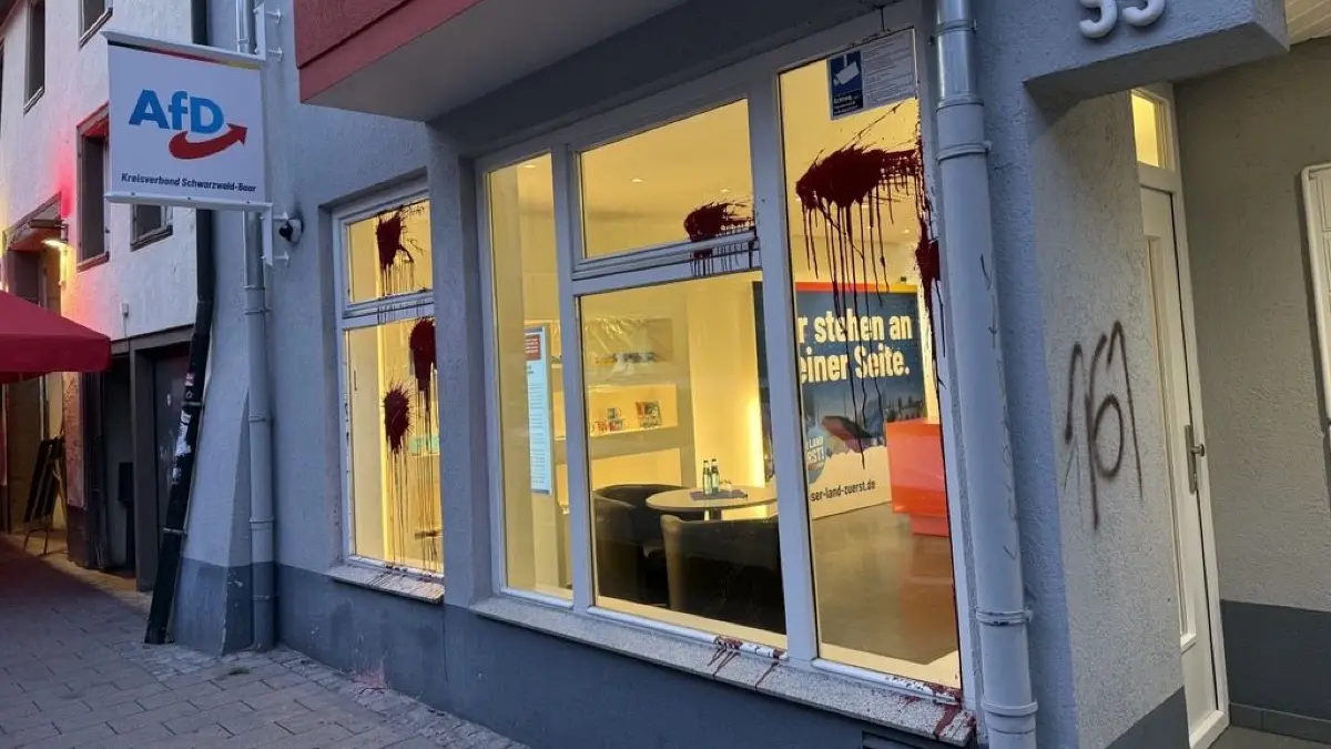 Das Wahlkreisbüro der AfD wurde mit Farbe beschmiert.