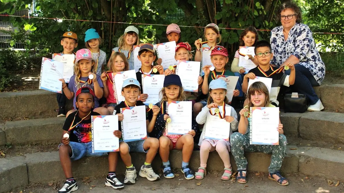 Bewegung ist Trumpf: Im städtischen Kindergarten Markgräflerstraße in Haltingen, der seit 100 Jahren besteht, findet einmal jährlich die Abnahme des Kinderturnabzeichens für alle Schulanfängerkinder statt. Das Foto zeigt die Übergabe der Medaillen im vergangenen Jahr.