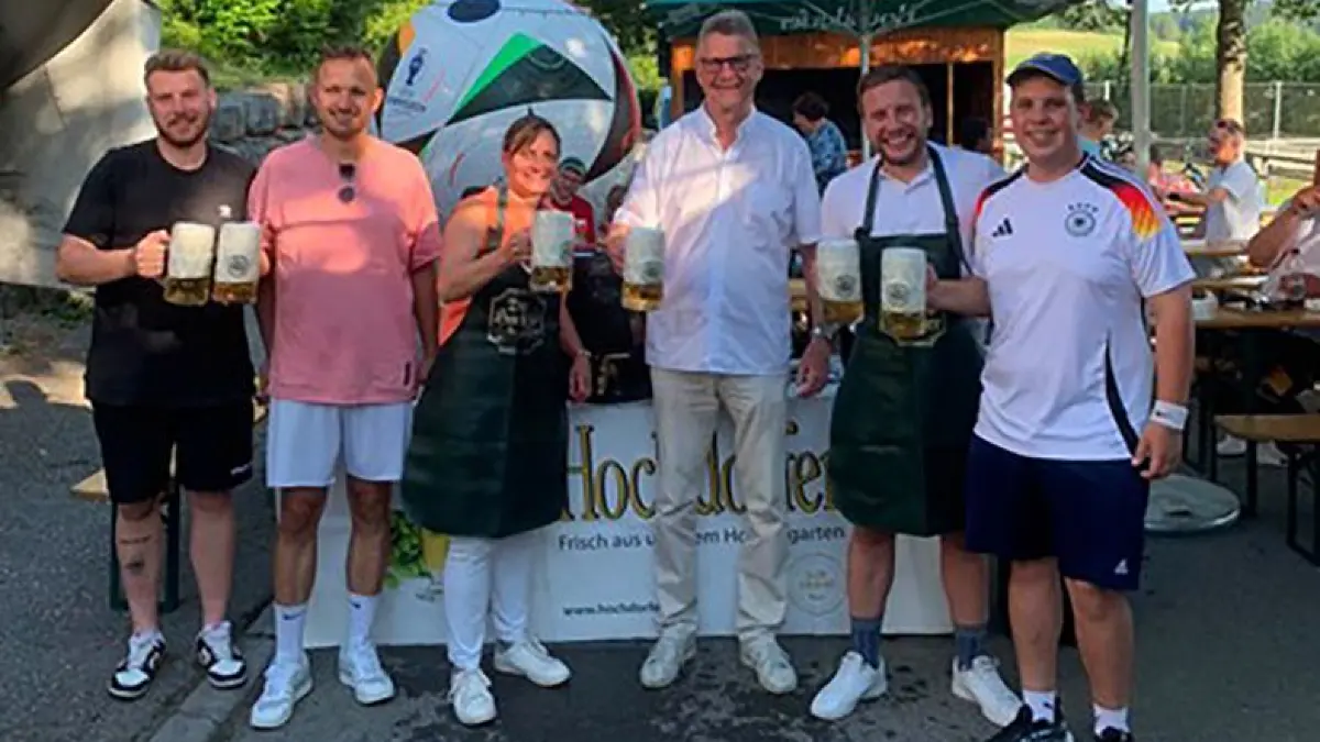 Beim Fassanstich: Patrick Haas (Wirtschaftsausschussvorsitzender/von links), Julian Bitsch (Vorstand Wirtschaft), Bürgermeisterin Grassi, Herr Haizmann (Hochdorfer), Steven Rummer (Vorstand Finanzen) und Johann Martini (Pressereferent)