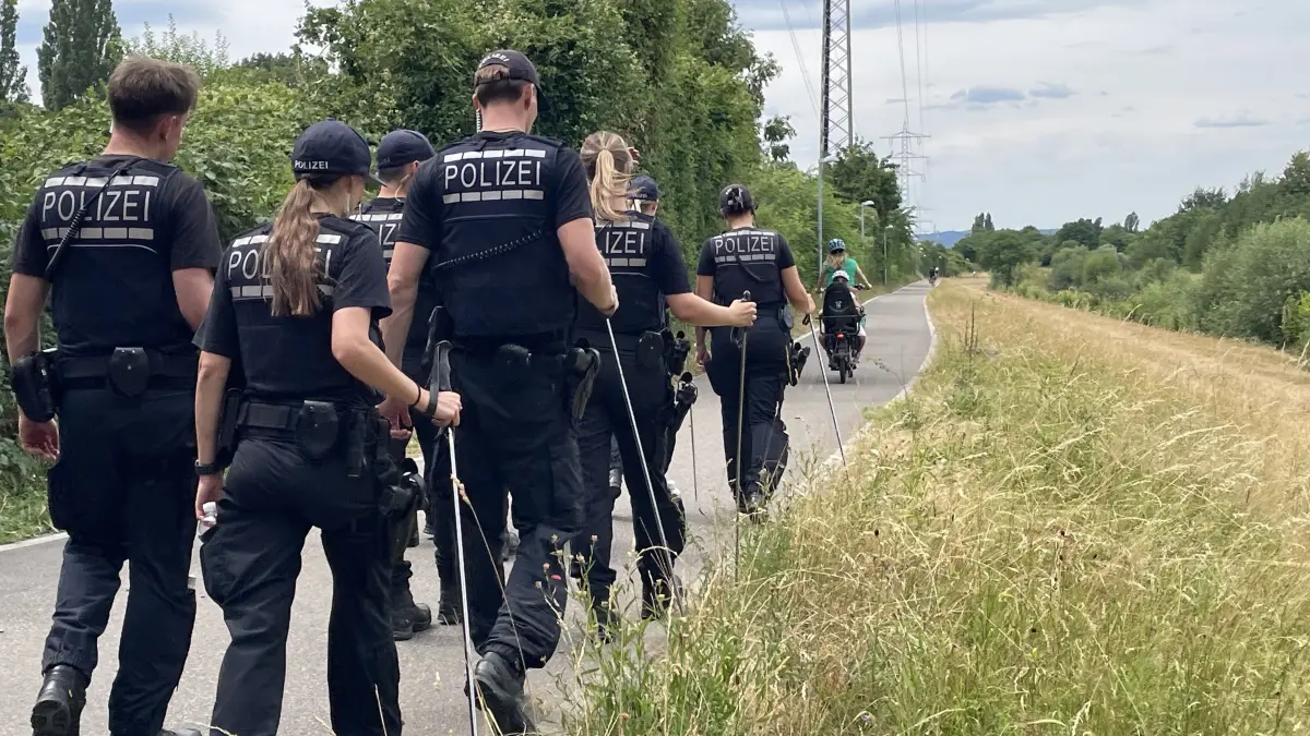 Rund 45 Einsatzkräfte suchen nach einem vermissten Studenten in Freiburg.