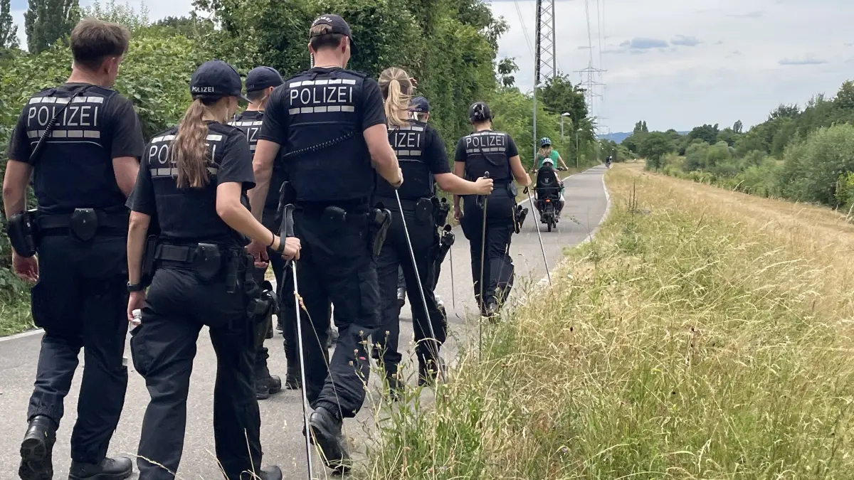 Rund 45 Einsatzkräfte suchen nach einem vermissten Studenten in Freiburg.