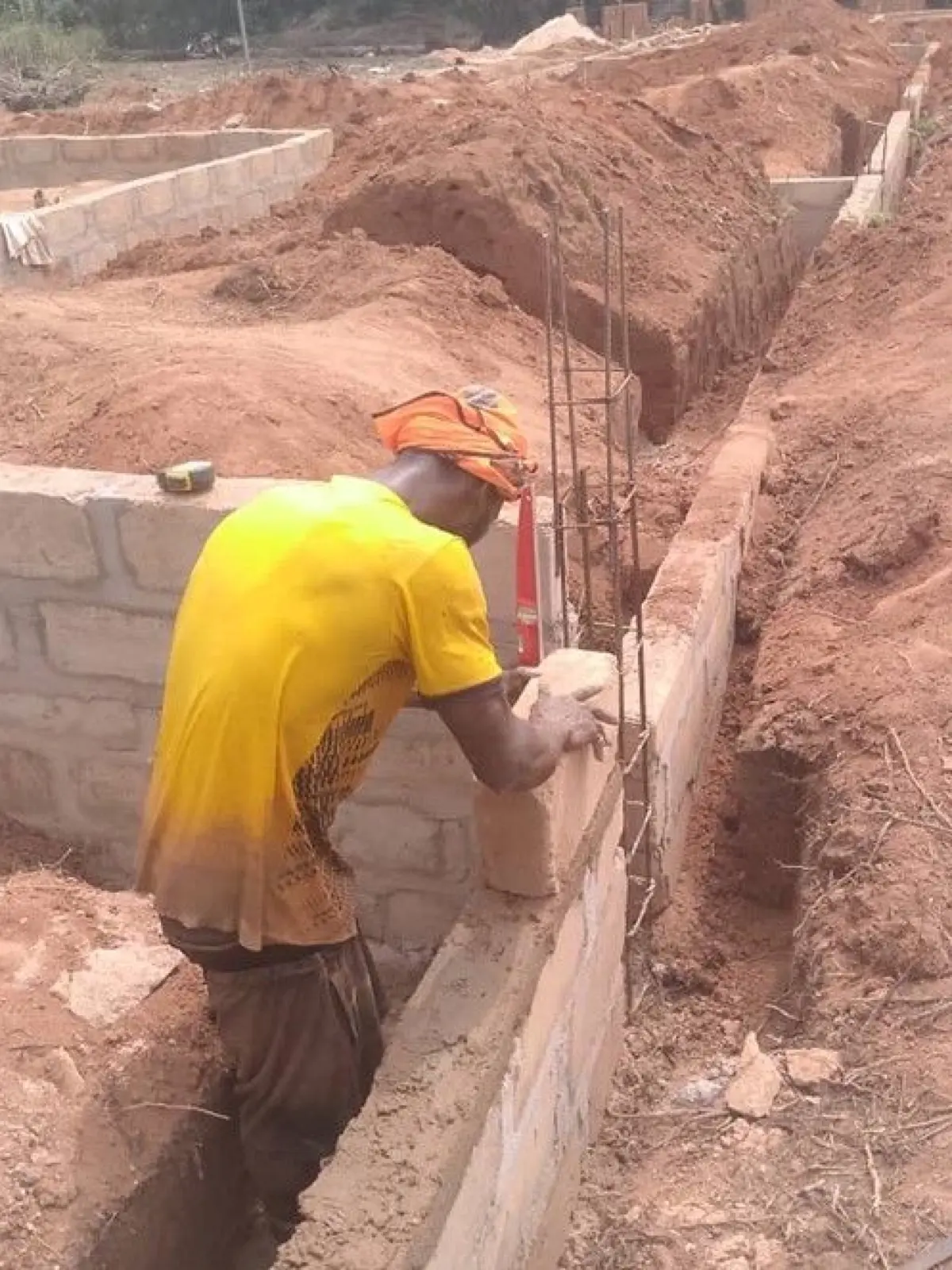 Bau des Fundaments für die kleine Klinik in Nigeria