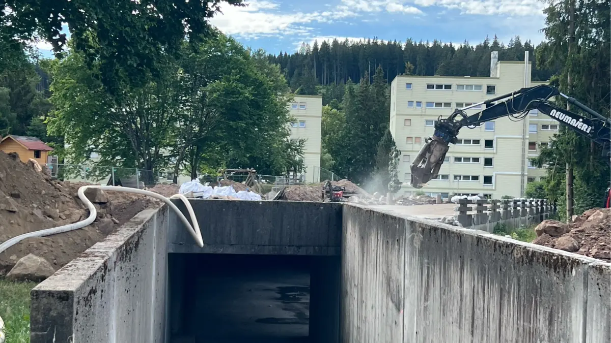 Die Bagger haben angefangen, die einstige Tiefgarage für zwei Wohnblöcke mit insgesamt 100 Wohnungen abzureißen. Auf dem aufgefüllten Gelände soll dann ein Wanderparkplatz entstehen.