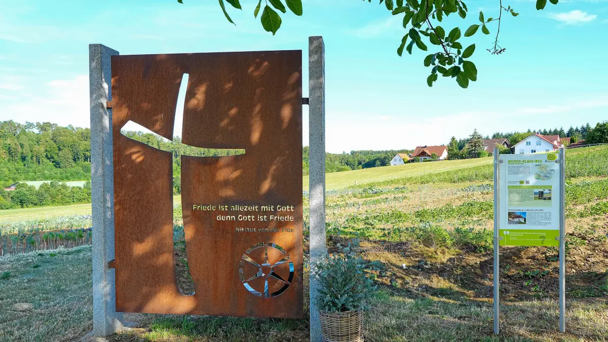 Das markante Kreuz der Familie Schäfer auf dem Feld hinter dem Mettstetter Friedhof