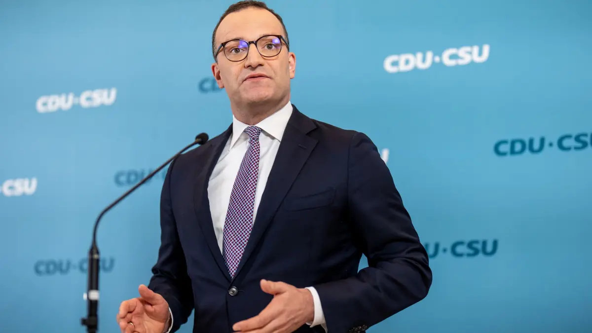 Fraktionssitzungen im Bundestag - Union: ARCHIV - 23.06.2026, Berlin: Jens Spahn (CDU), CDU/CSU Fraktionsvorsitzender im Bundestag, spricht beim Pressestatement vor Beginn der Fraktionssitzung im Bundestag. (zu dpa: «Spahn: Neue Regeln für Krankmeldungen «Frage der Fairness»») Foto: Michael Kappeler/dpa +++ dpa-Bildfunk +++