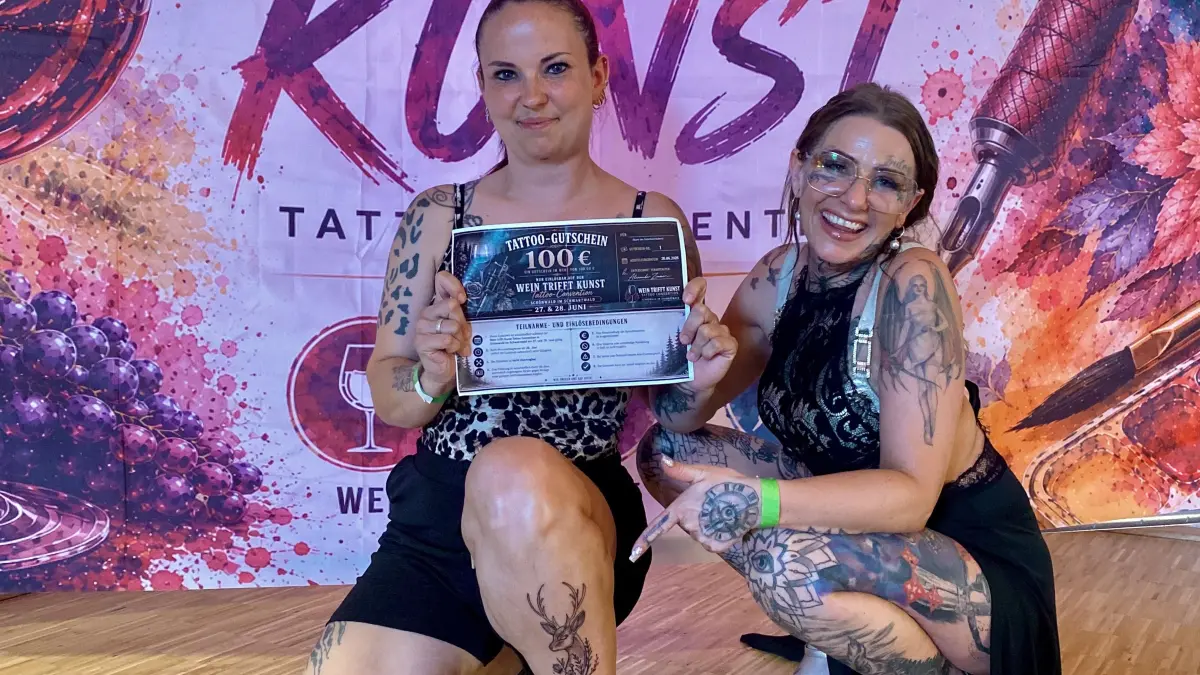 Gewinnerin Concetta präsentiert gemeinsam mit der Künstlerin JAY Gewinn und Gewinner-Tattoo