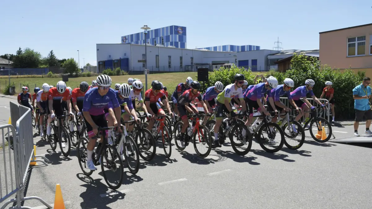 Spannende Wettkämpfe wie hier beimStart und während des Rennens der Masters 2 und 3 wurden den Zuschauernbeim Heimrennen des Radfahrervereins „Alpenrose“ Wilflingen am Samstagpräsentiert.