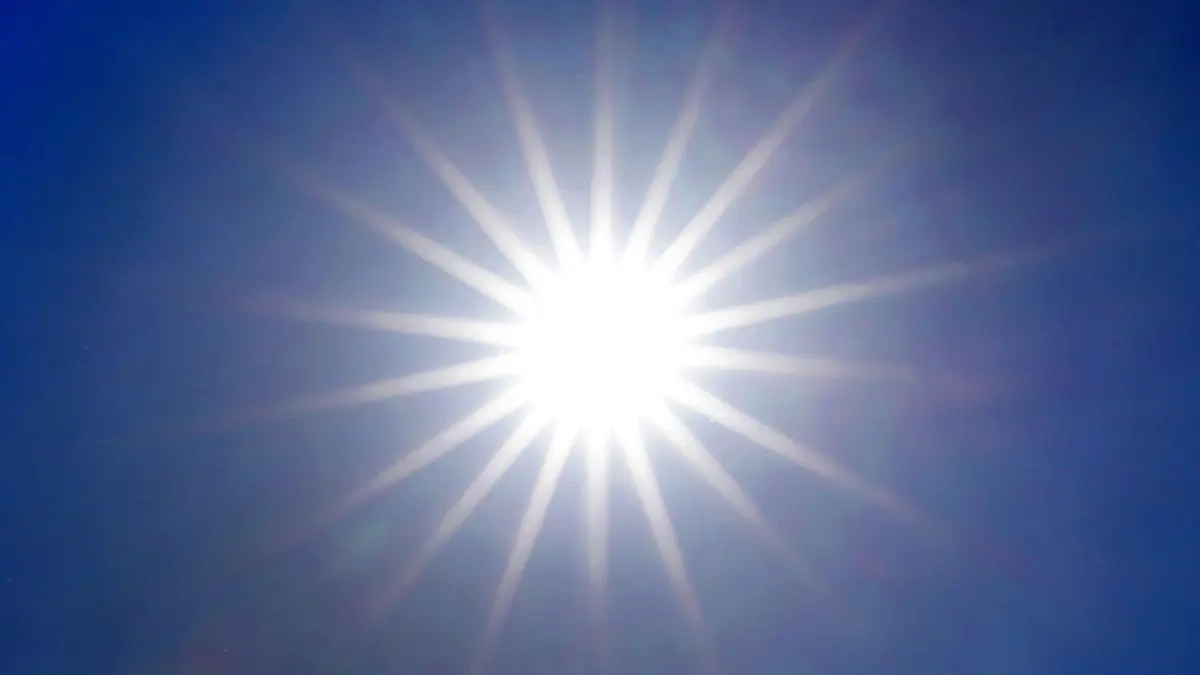 Hitze: ARCHIV - 27.06.2019, Nordrhein-Westfalen, Düsseldorf: Die Sonne strahlt von einem wolkenlosen Himmel. In diesem Jahr sind nach Schätzungen des Robert Koch-Institut (RKI) bislang rund 3.100 Menschen im Zusammenhang mit Hitze gestorben. (zu dpa: «Viele Hitzetote in Krankenhaus? Staatsanwaltschaft ermittelt») Foto: Martin Gerten/dpa +++ dpa-Bildfunk +++