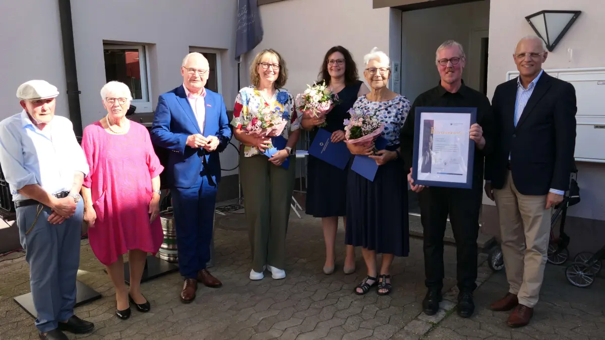 Langjährige Mitarbeiterinnen wurden beim Jubiläum geehrt (von links): Heinz-Martin Sapel, Inge Sapel, Werner Rottler, Helga Eberlein, Simone Eigeldinger, Monika Jais, Reinhard Sapel, Fritz Link.