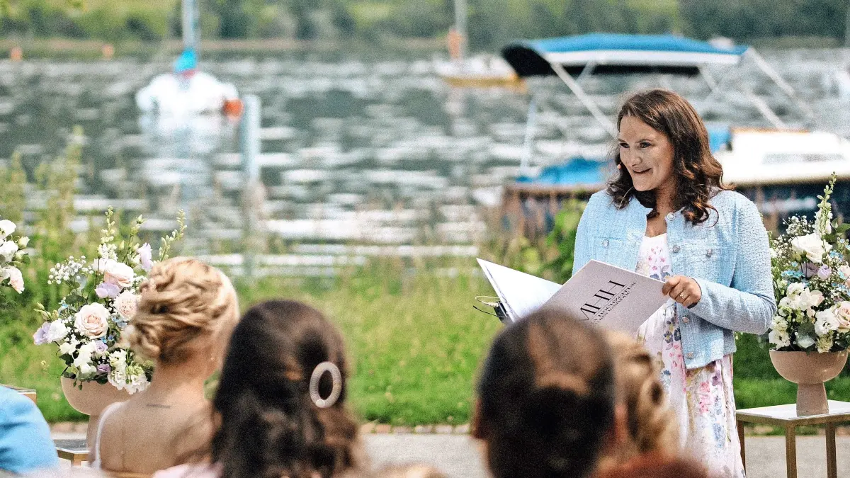 Maren Hasimovic ist ganz nah dran beim großen Tag vieler Paare: „Der Höhepunkt ist natürlich das Ja-Wort, aber eigentlich beginnt alles viel früher.“