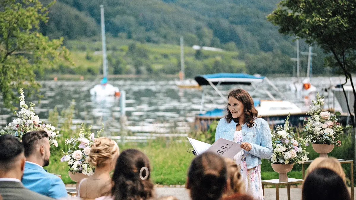 Maren Hasimovic ist ganz nah dran beim großen Tag vieler Paare: „Der Höhepunkt ist natürlich das Ja-Wort, aber eigentlich beginnt alles viel früher.“