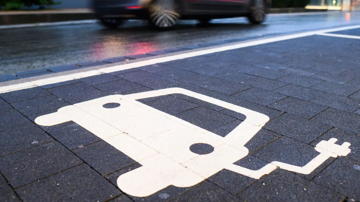 E-Mobilität: ARCHIV - 27.09.2022, Niedersachsen, Hannover: Ein Symbol markiert einen Parkplatz an einer Ladesäule für Elektroautos. (Symbolbild) (zu dpa: «Energiepreise machen Autozulieferern Sorgen») Foto: Julian Stratenschulte/dpa +++ dpa-Bildfunk +++