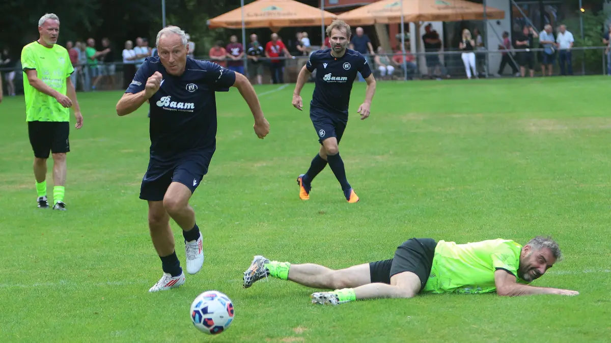 Der aus Gündringen stammende Eberhard Carl spielte von 1989 bis 1997 beim Karlsruher SC und war Teil des „Wunders vom Wildpark“. Er ist heute Teil der KSC-Allstars.