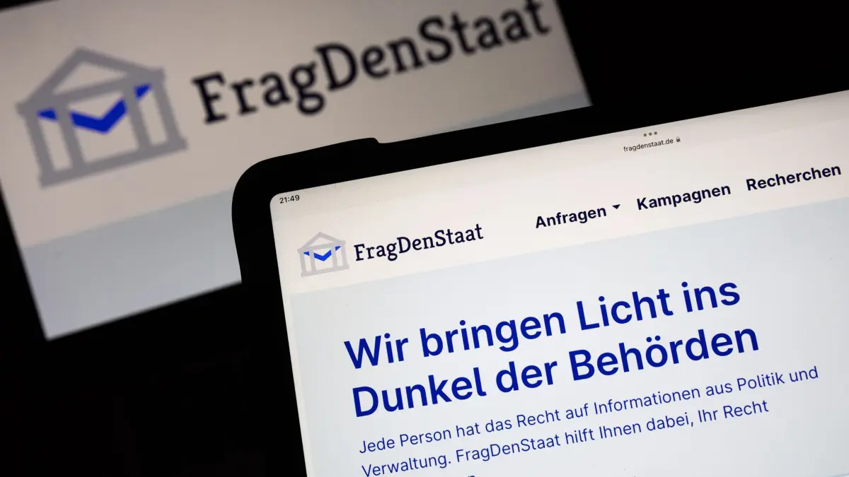 Pläne zum Informationsfreiheitsgesetz sorgen für Ärger: ILLUSTRATION - 13.06.2022, Berlin: Eine Frau schaut sich auf einem Tabletcomputer das Portal «fragdenstaat.de» an. (Gestellte Szene) (zu dpa: «Wachsender Protest gegen Reformplan für Informationsanfragen») Foto: Christoph Soeder/dpa +++ dpa-Bildfunk +++