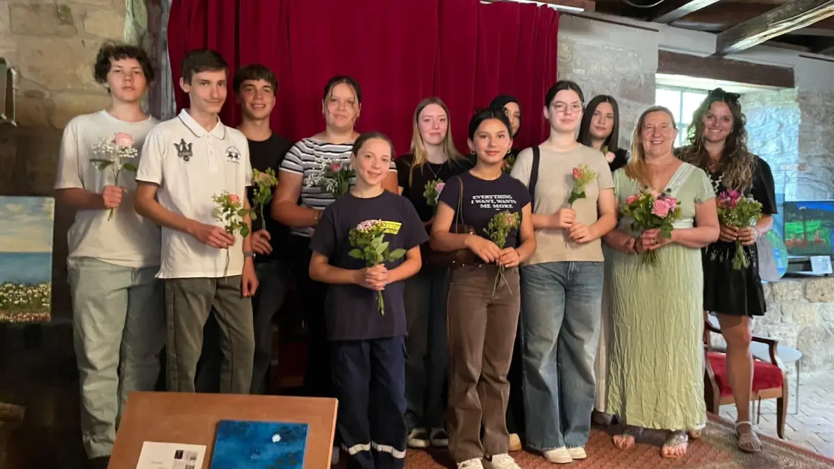 Schülerinnen und Schüler der Gemeinschaftsschule im Gäu stellen ihre Arbeiten aus.