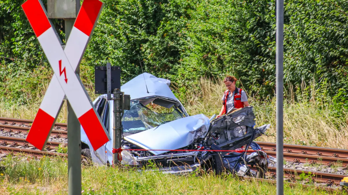 Beim Zusammenstoß eines Autos mit einem Zug bei Gengenbach ist ein Mensch ums Leben gekommen, berichtet die regionale Nachrichten-Agentur Einsatz-Report 24.