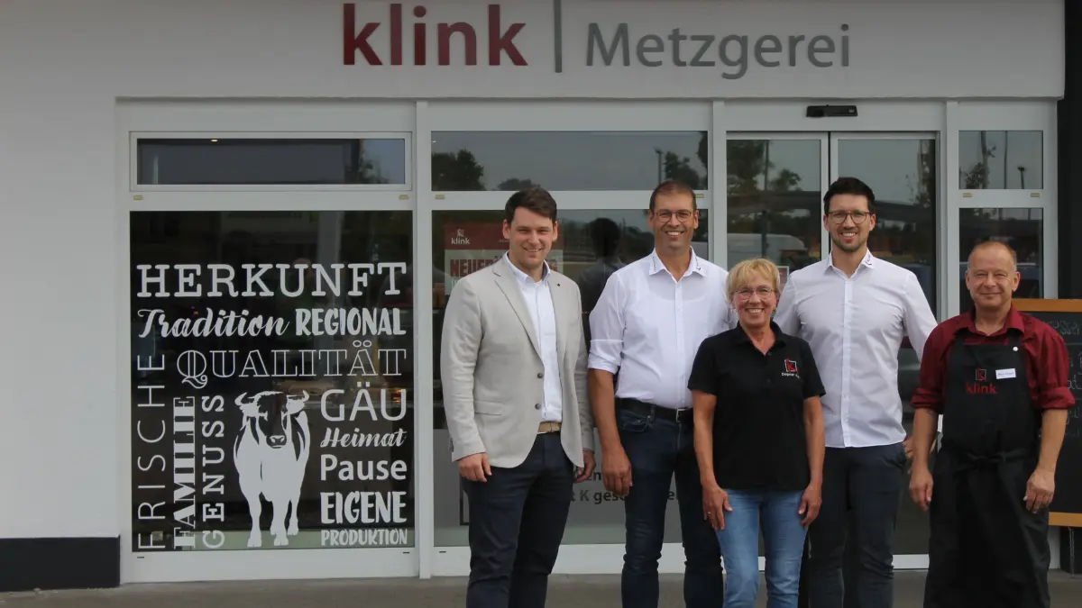 Flankiert von Ergenzingens Ortsvorsteher Timo Wachendorfer (links) stellen sich Simon, Dagmar und Max Klink (alle Geschäftsleitung) und Mario Zaspel (Filialleiter) unserem Fotografen.