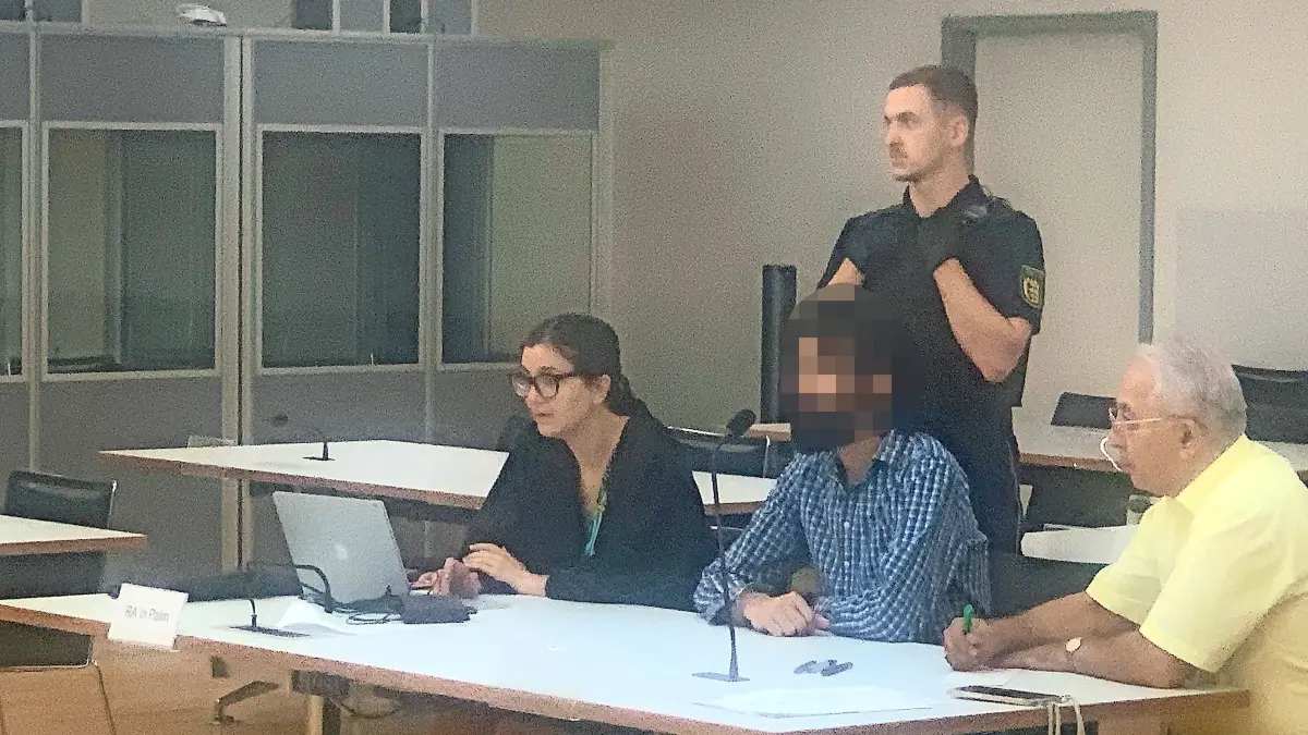 Ein 28-jähriger Mann aus Afghanistan muss sich vor dem Landgericht Freiburg wegen Mordes verantworten.