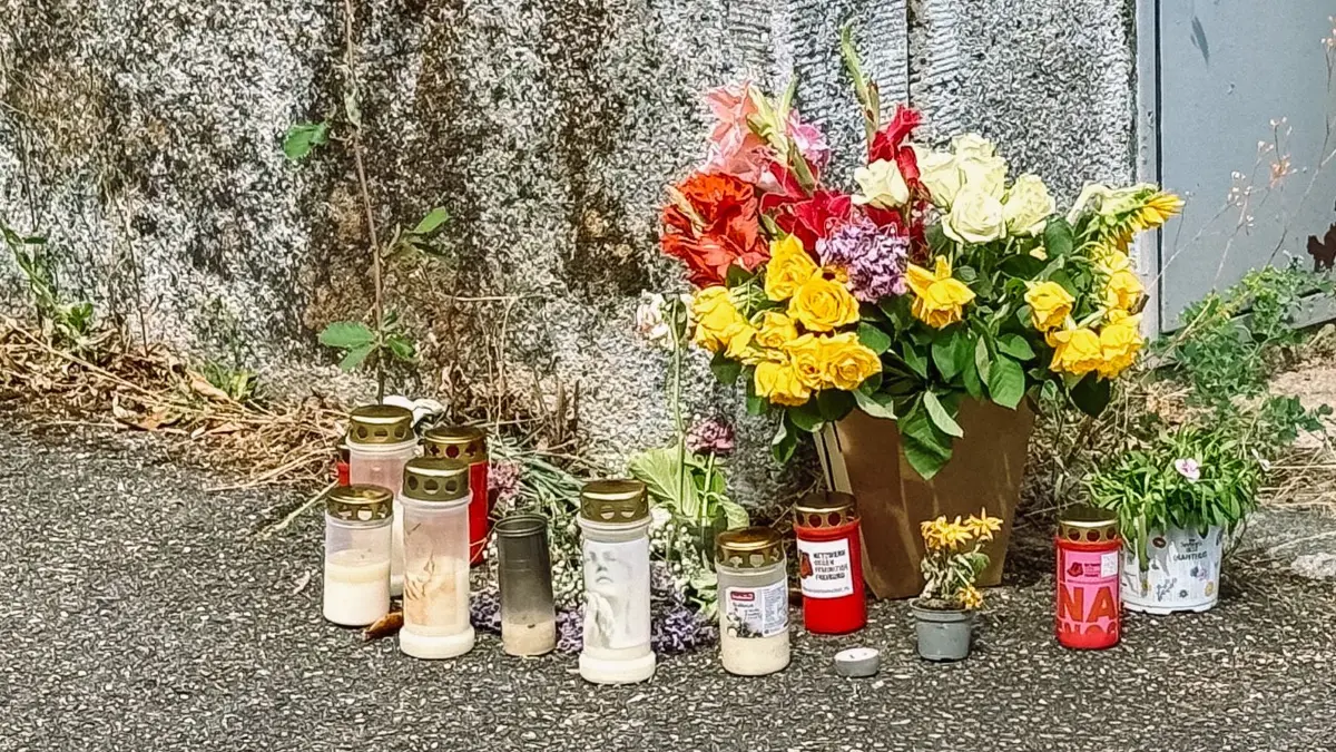 Die Stadtgesellschaft zeigt sich erschüttert: Am Tatort in der Offenburger Händelstraße haben Menschen Blumen niedergelegt und Kerzen angezündet.