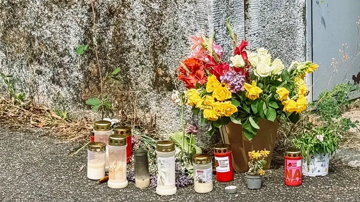 Die Stadtgesellschaft zeigt sich erschüttert: Am Tatort in der Offenburger Händelstraße haben Menschen Blumen niedergelegt und Kerzen angezündet.