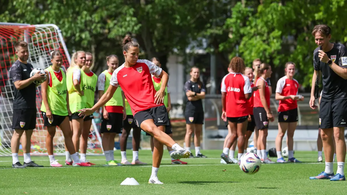 Fußball VfB Stuttgart Frauen Trainingsauftakt: BAU // Stuttgart , Fußball VfB Stuttgart Frauen Trainingsauftakt, Nicole Billa (vorn)