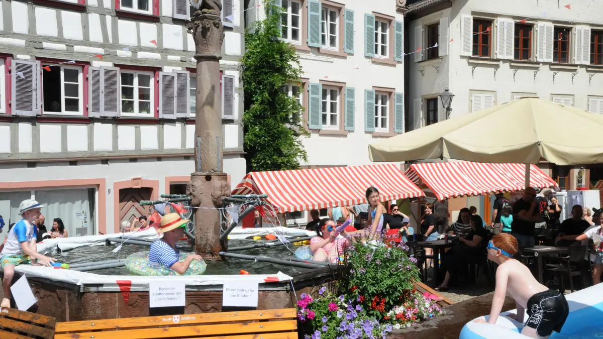 Stefan Wolber und Alexandra Vondrach baden im Stadtbrunnen